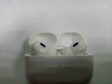 01-200307095: Apple airpods pro 2nd generation with magsafe charging case usb-c