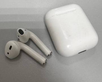 01-200194747: Apple airpods 2nd generation with charging case