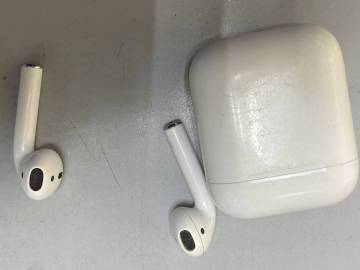 01-200289198: Apple airpods 2nd generation with charging case