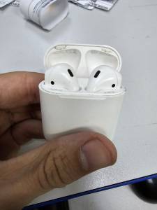 01-200176555: Apple airpods 2nd generation with charging case