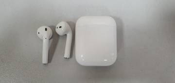 01-200125134: Apple airpods 2nd generation with charging case