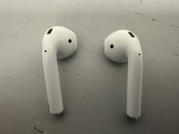 01-200137982: Apple airpods 2nd generation with charging case