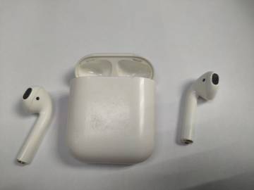 01-200144789: Apple airpods 2nd generation with charging case