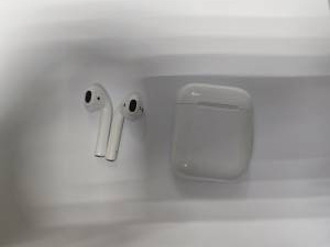 01-200263664: Apple airpods 2nd generation with charging case