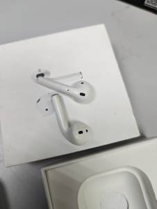 01-200120087: Apple airpods with wireless charging case