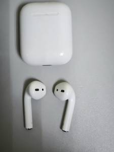 01-200308782: Apple airpods 2nd generation with charging case