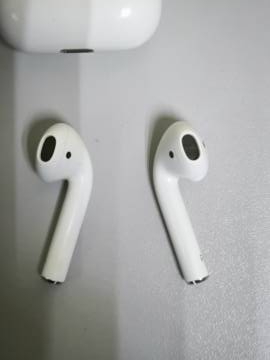 01-200308782: Apple airpods 2nd generation with charging case