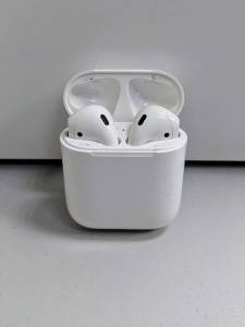 01-200246078: Apple airpods 2nd generation with charging case