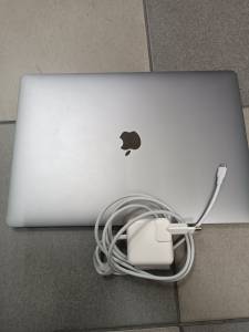 01-200098448: Apple Macbook Pro a1990./ core i7 2,2ghz/ ram16gb/ ssd256gb/ amd pro 555x 4gb/ retina,touch bar