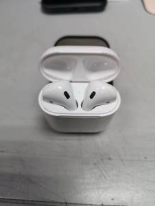 01-200227138: Apple airpods 2nd generation with charging case