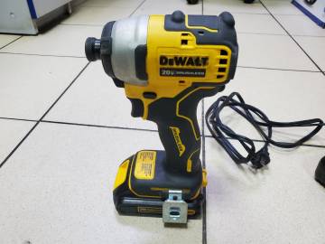 01-200210604: Dewalt dcf809