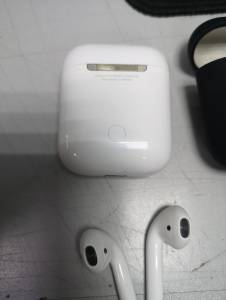 01-200227138: Apple airpods 2nd generation with charging case