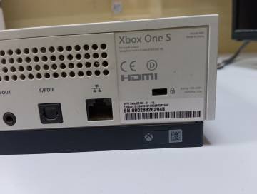 01-200100666: Microsoft xbox one s 1tb