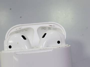 01-200113185: Apple airpods 2nd generation with charging case