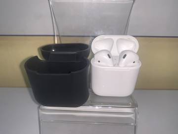 01-200241880: Apple airpods 2nd generation with charging case