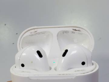 01-200113185: Apple airpods 2nd generation with charging case