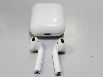 01-200113185: Apple airpods 2nd generation with charging case