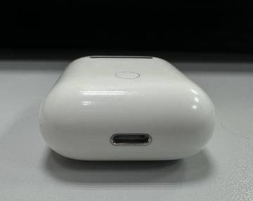 01-200205467: Apple airpods 2nd generation with charging case